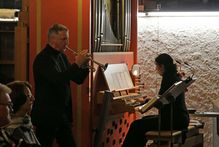 Claudia Großekathöfer an der Orgel zusammen mit dem Geiger Martin Schmelcher